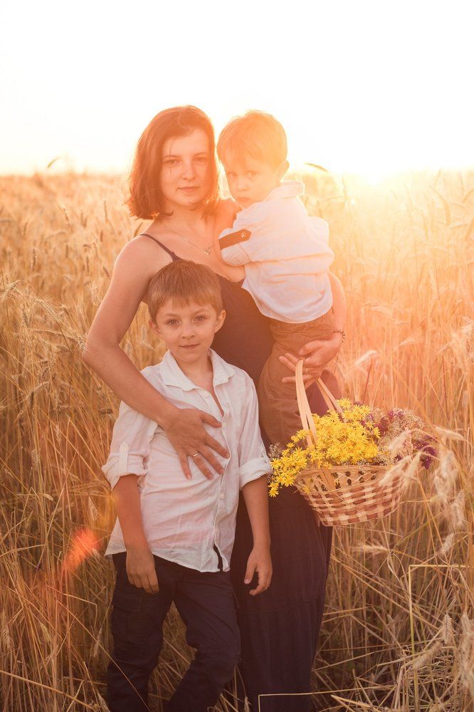 под маминым крылом