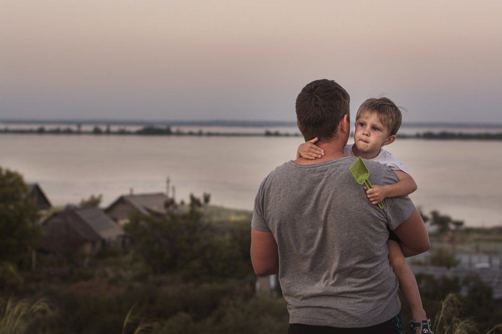 за папиной спиной