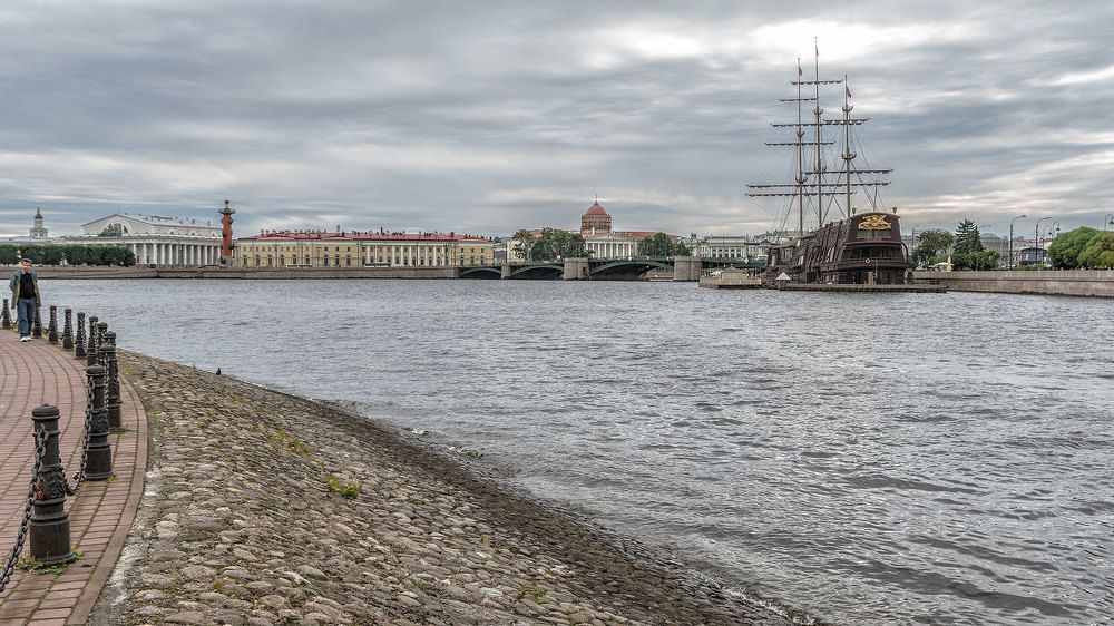 Хмурый, но ...