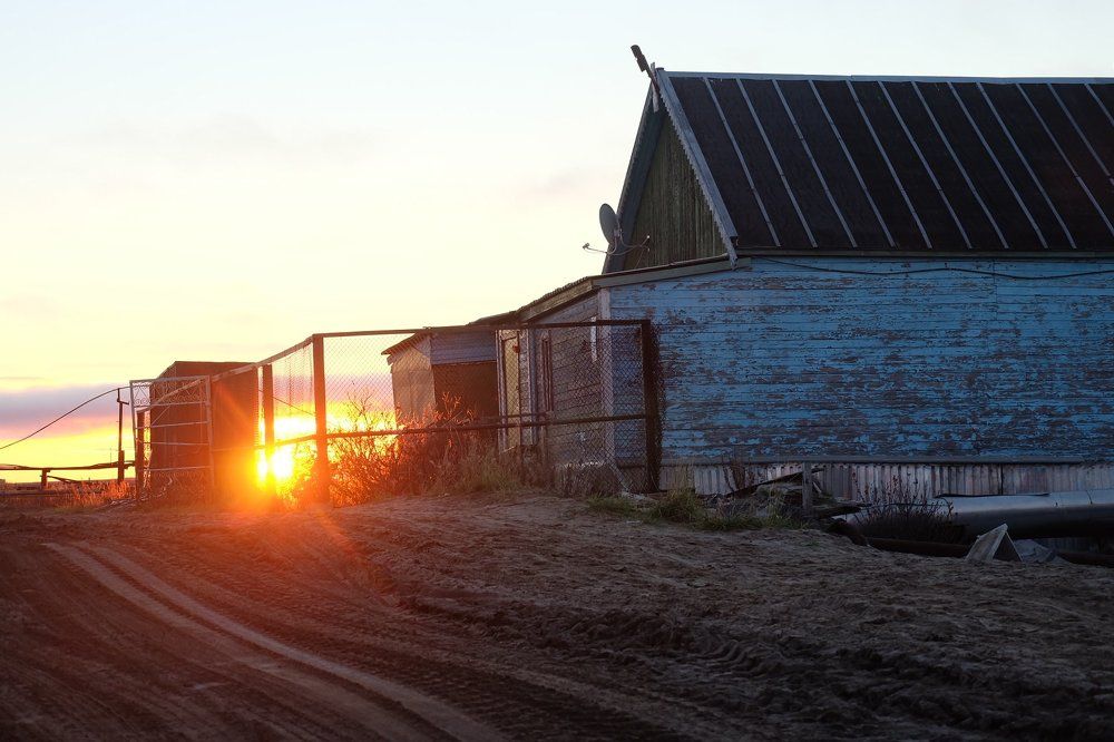 Дом за полярным кругом в лучах заката