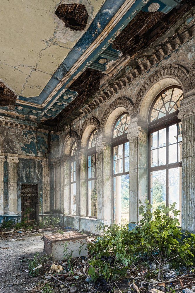 Заброшенный ЖД вокзал в Гагры