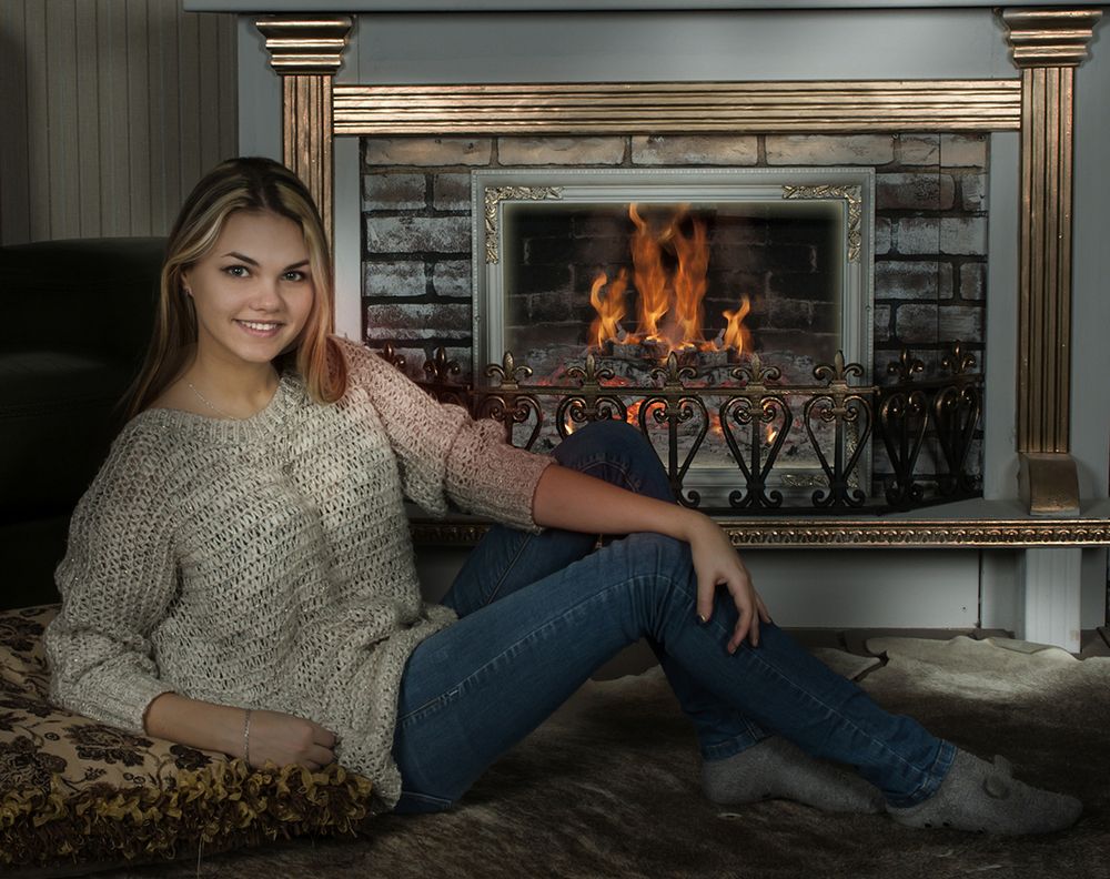 Девушка у камина