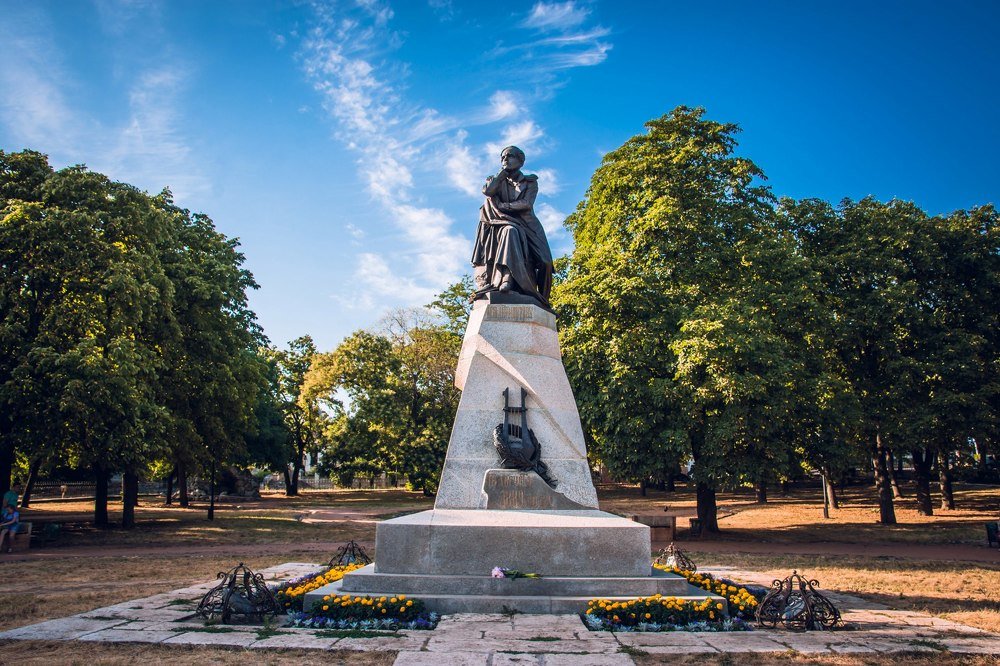 Памятник Лермонтову
