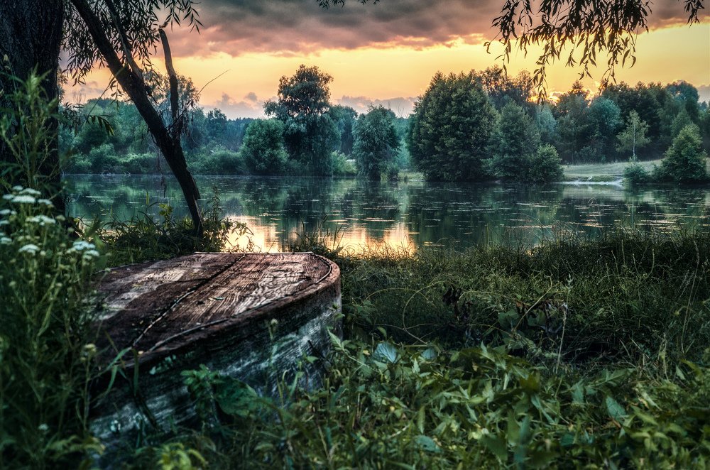 Июльским вечером.