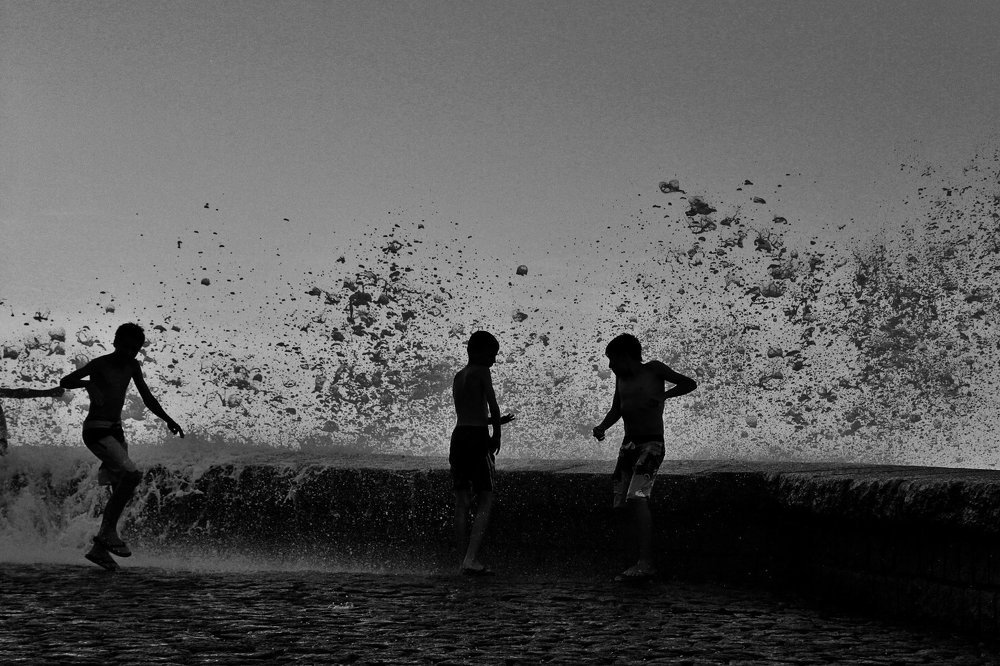 Dancing in the comb of wind
