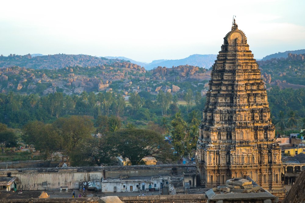 Древний храм на рассвете