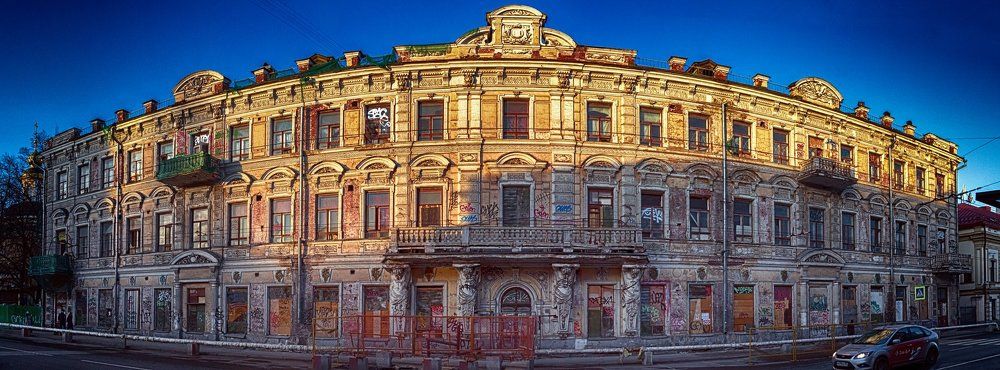 Москва. Дом с атлантами.