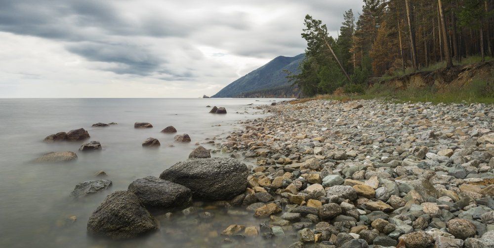 Гладкая поверхность озера Байкал