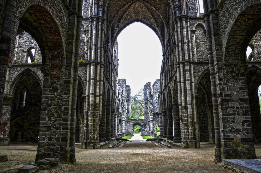 Руины заброшенного аббатства