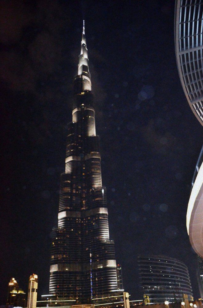 Башня Бурж Халифа в вечерних огнях