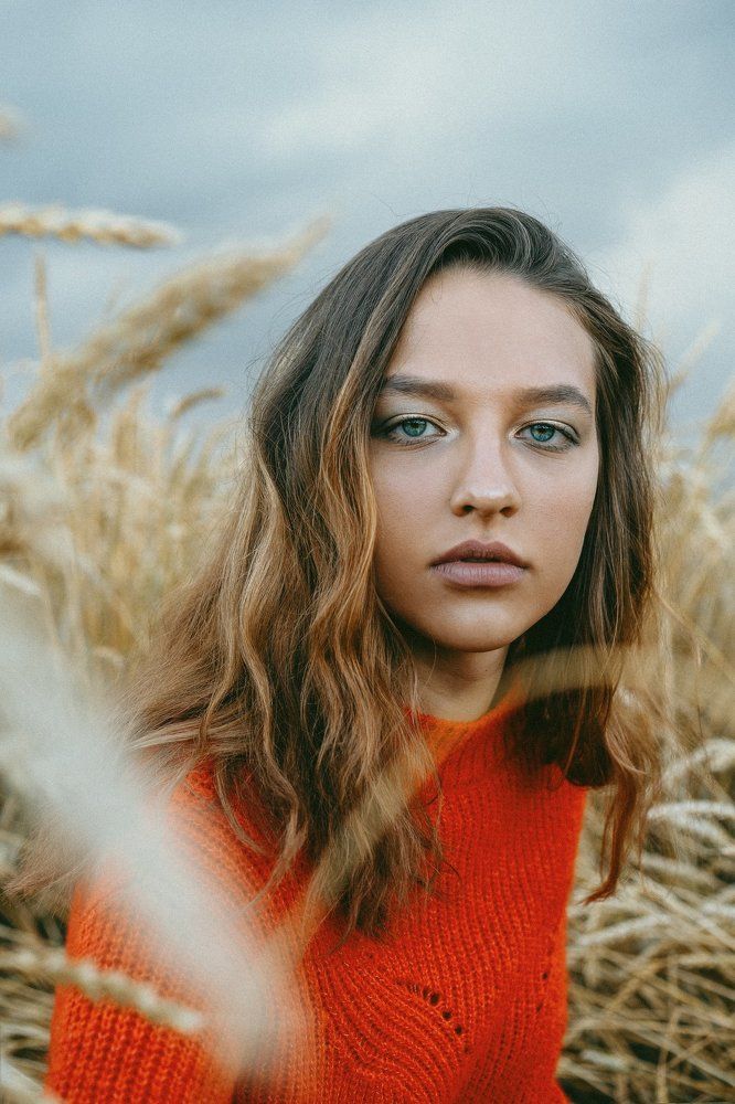 Девушка в поле пшеницы