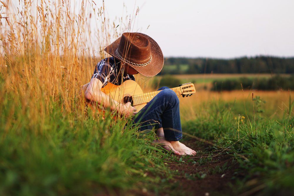 Парень с гитарой.