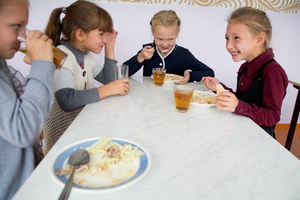 Ученики за обедом в одной из сельских школ