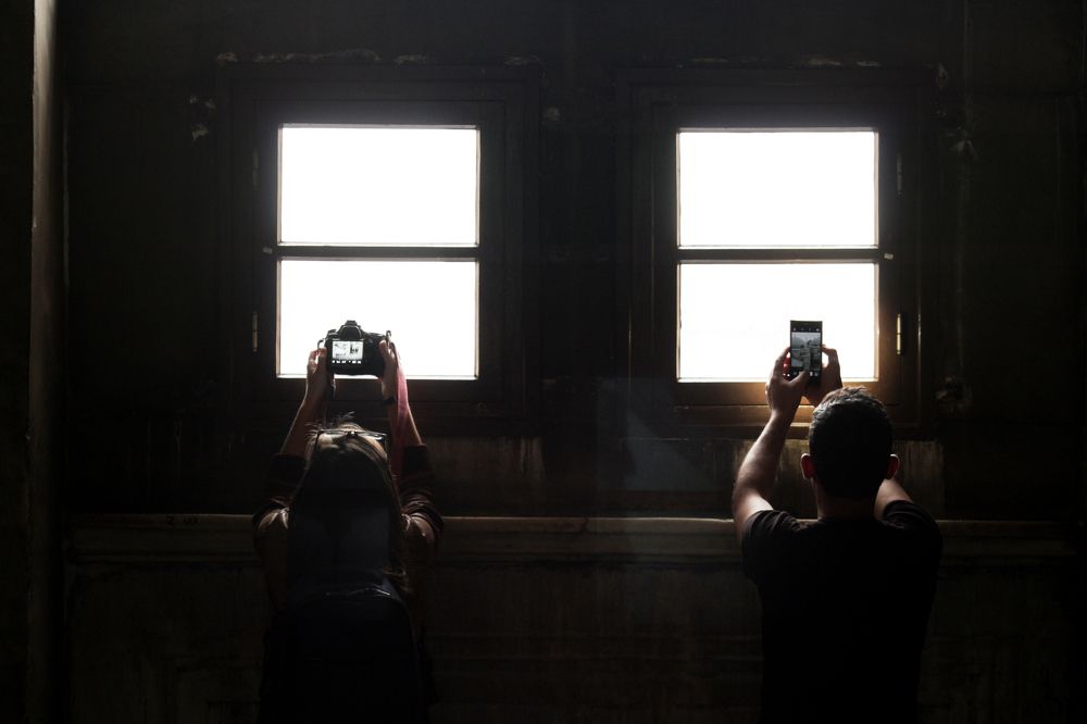 Вид из окна на экране смартфона