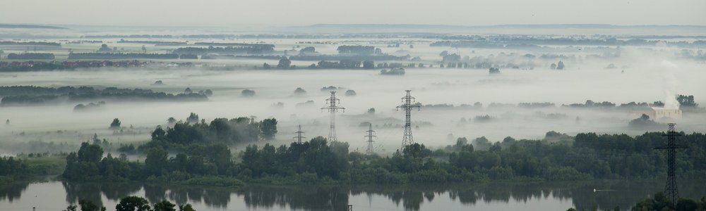 Поле за рекой окутанное утренним туманом