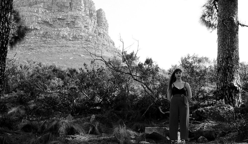 The traveler who escaped the yellow brick wall
