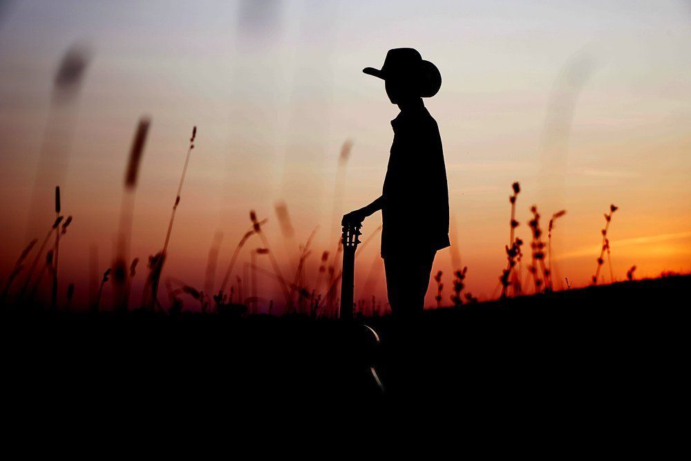 Этот парень с гитарой.