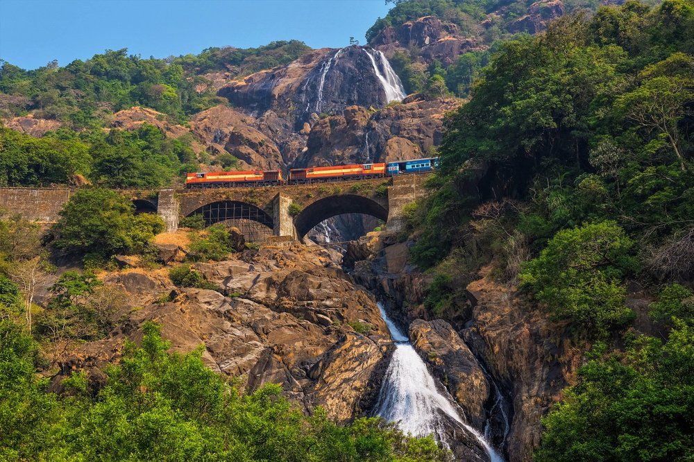водопад и поезд