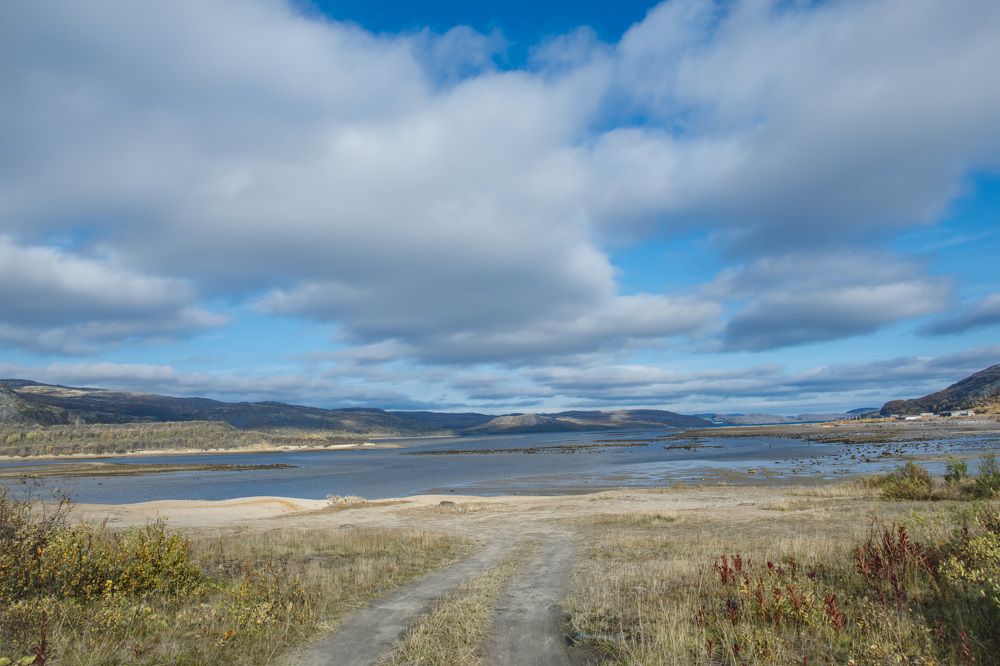 На самом краешке земли, Среди скалистых сопок...