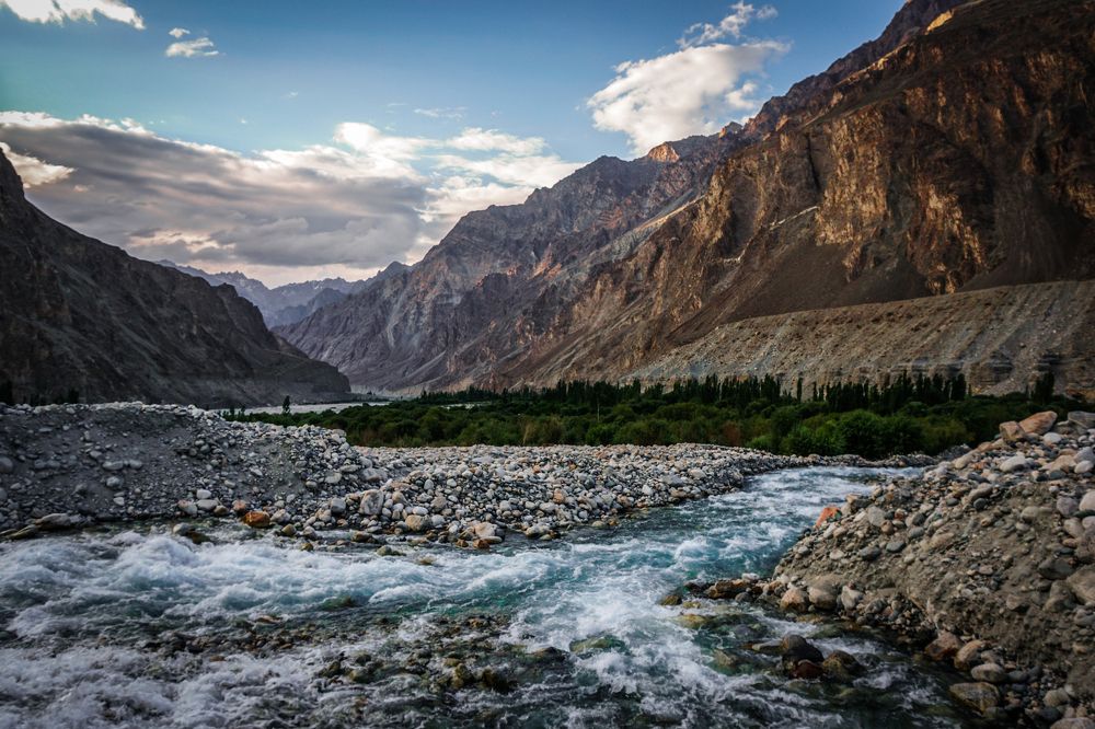 Flowing life in barren land