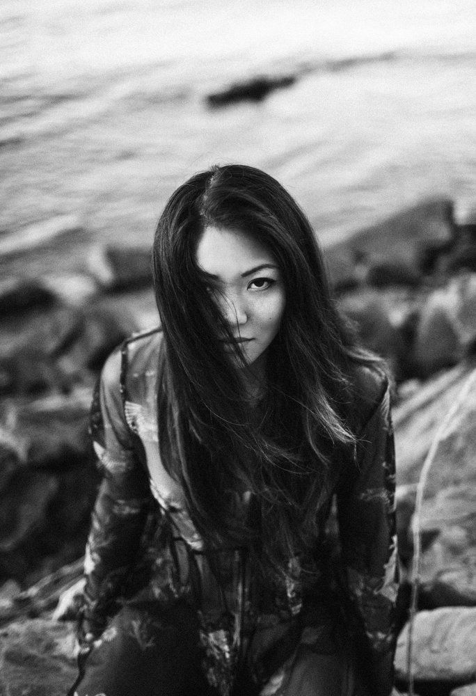 висит луна и смотрит на меня живую