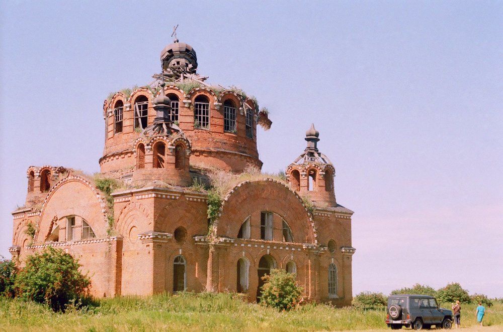 Заброшенный храм в поле