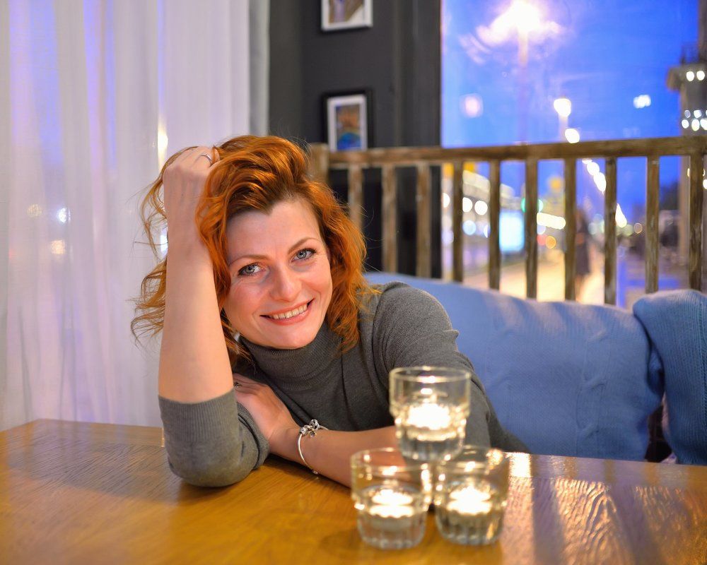 Девушка в вечернем кафе