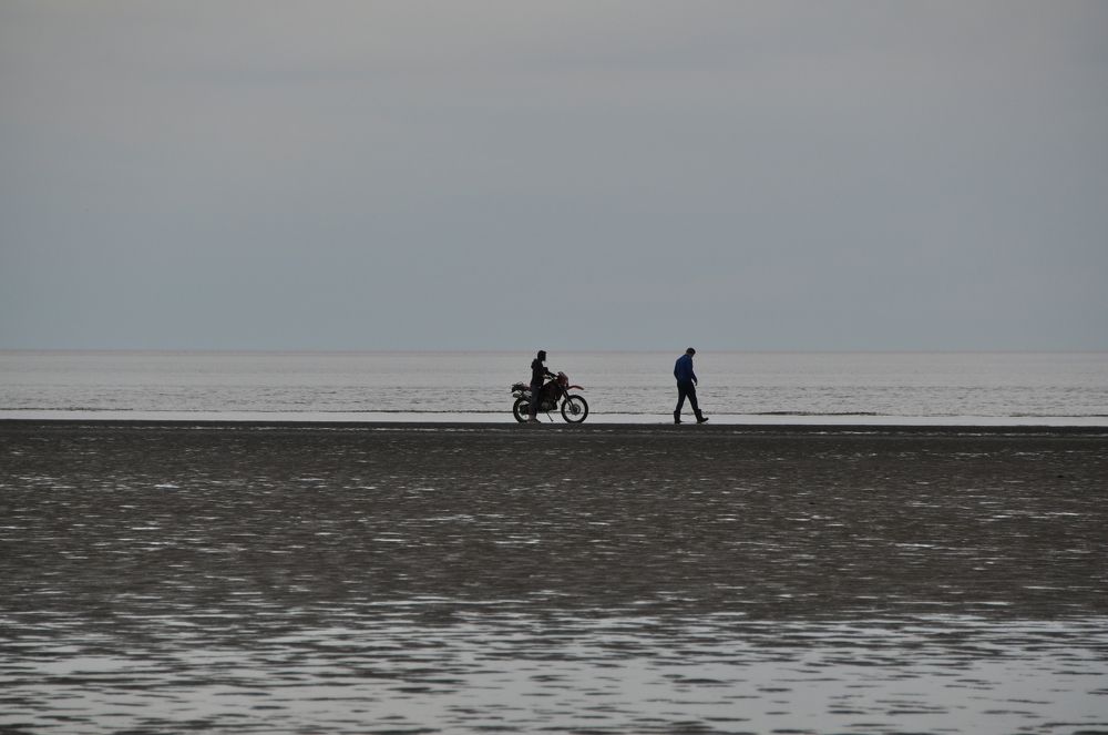 По кромке моря