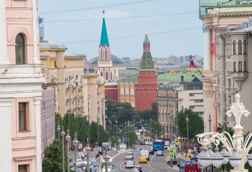 "А из нашего окна Площадь Красная видна!"