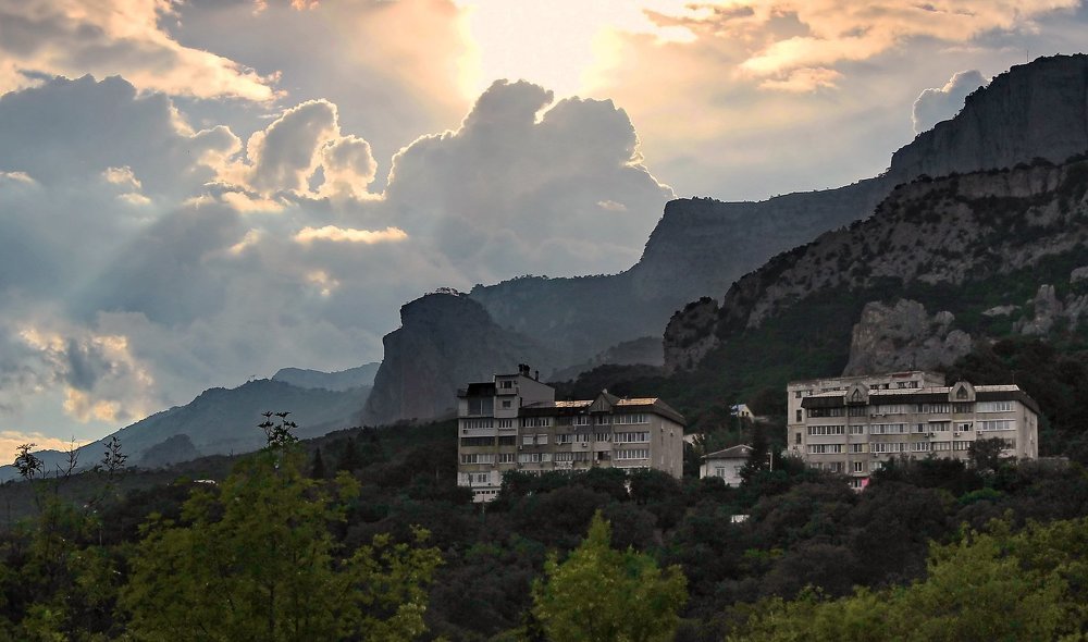 В закатных отблесках  южного солнца.