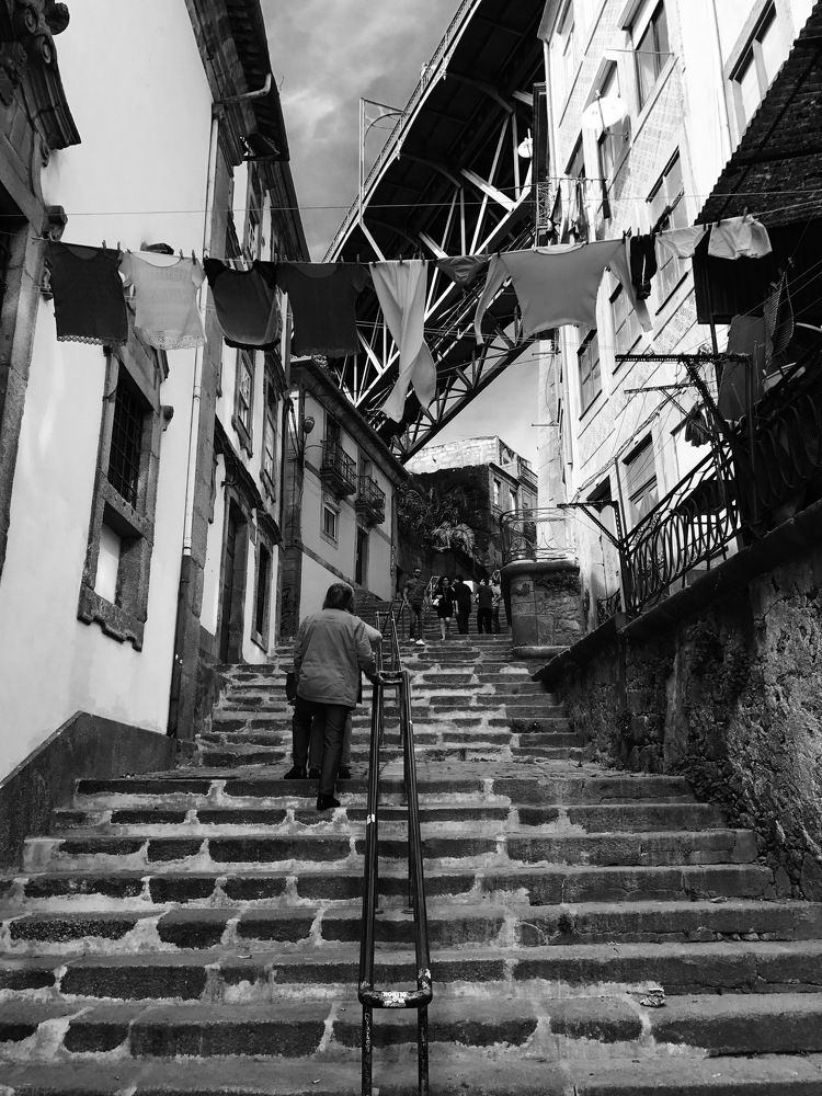 narrow streets of Porto