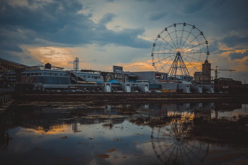 Челябинск. Вид на реку Миасс и колесо обозрения.