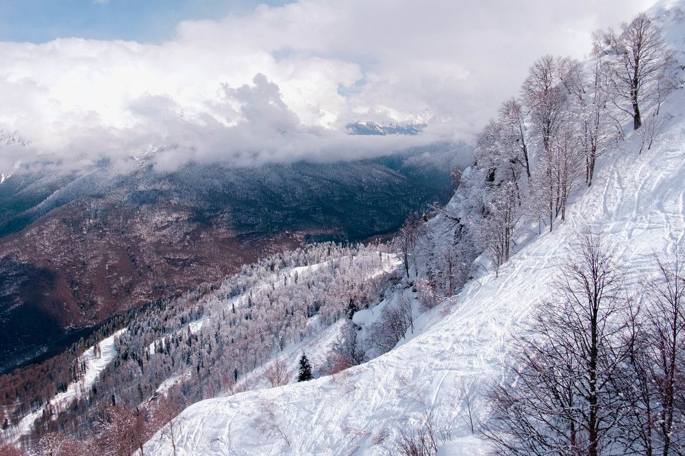Заснеженные вершины Кавказских гор. Горнолыжный курорт Роза Хутор.
