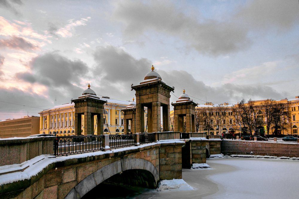 Догорает день