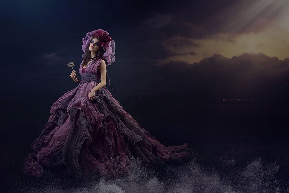 Девушка с ключом в лиловом платье