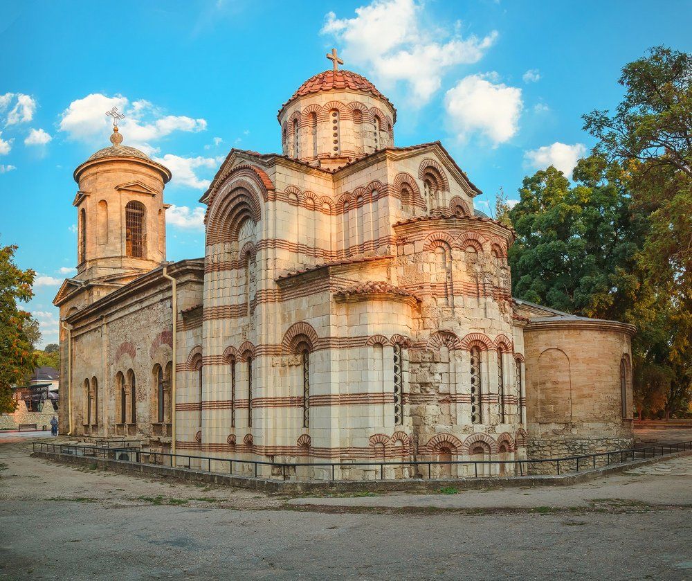 СЕНТЯБРЬ С МОЛИТВОЮ К ДРЕВНЕЙ СВЯТЫНЕ  АЛЕЮЩИМ СОЛНЦЕМ НАД КЕРЧЬЮ ВСХОДИЛ.