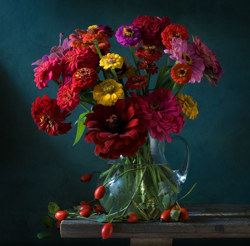 Натюрморт с циниями и шиповником