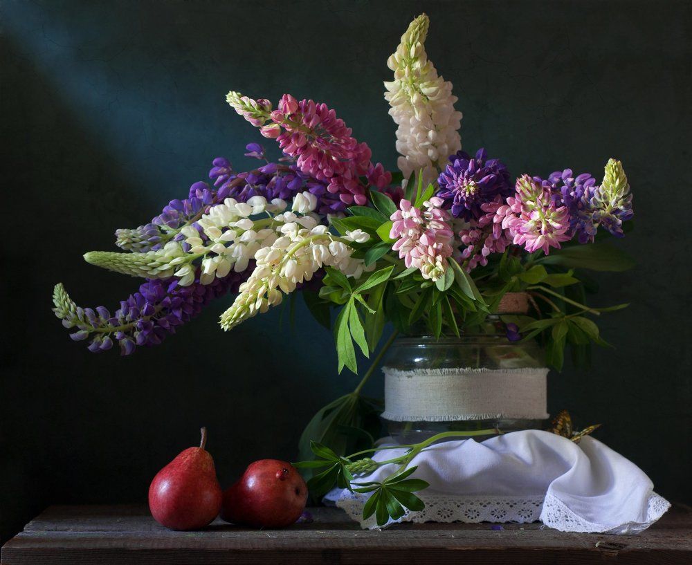 Натюрморт с люпинами