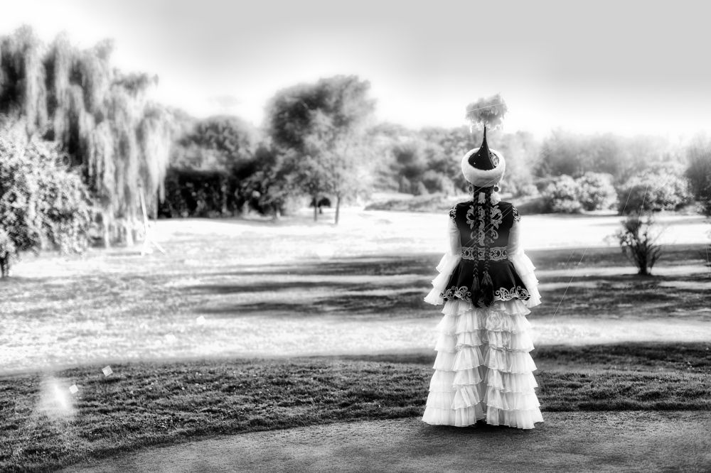 Девушка в национальном костюме