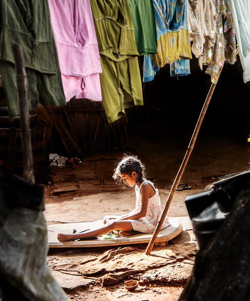 Девочка, играющая на заднем дворе.