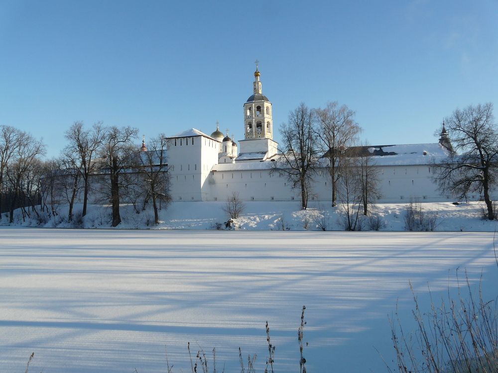 Зима. Монастырь.