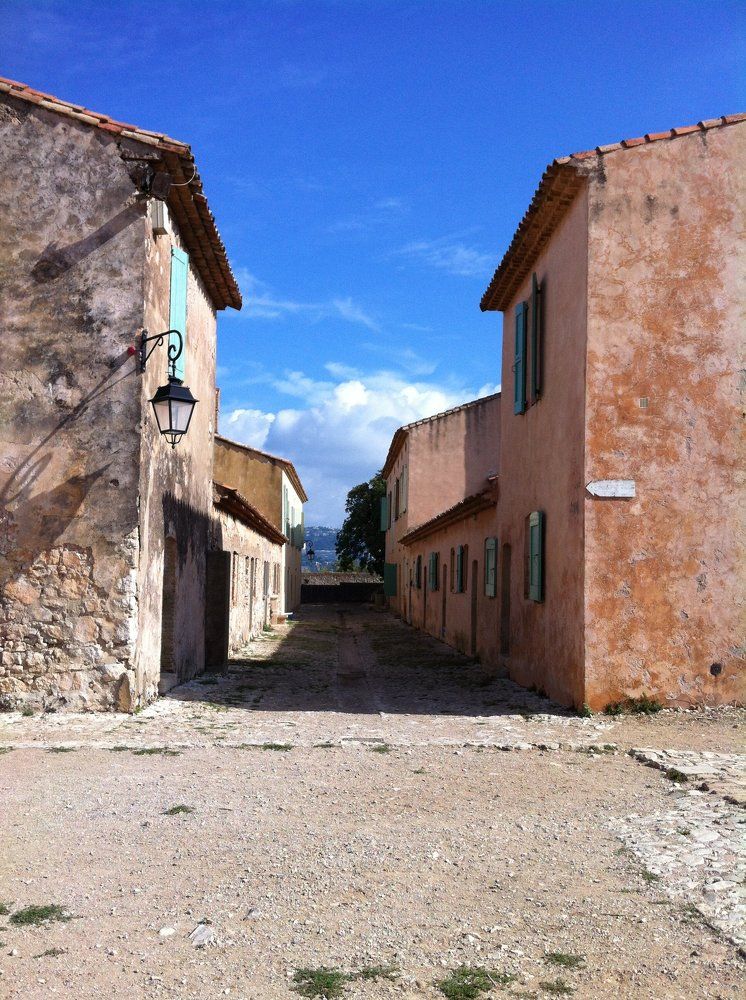 Казармы на острове св.Маргариты.