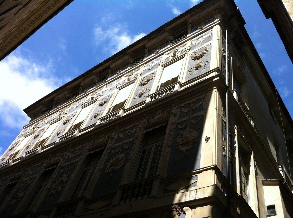 На улице Генуи.