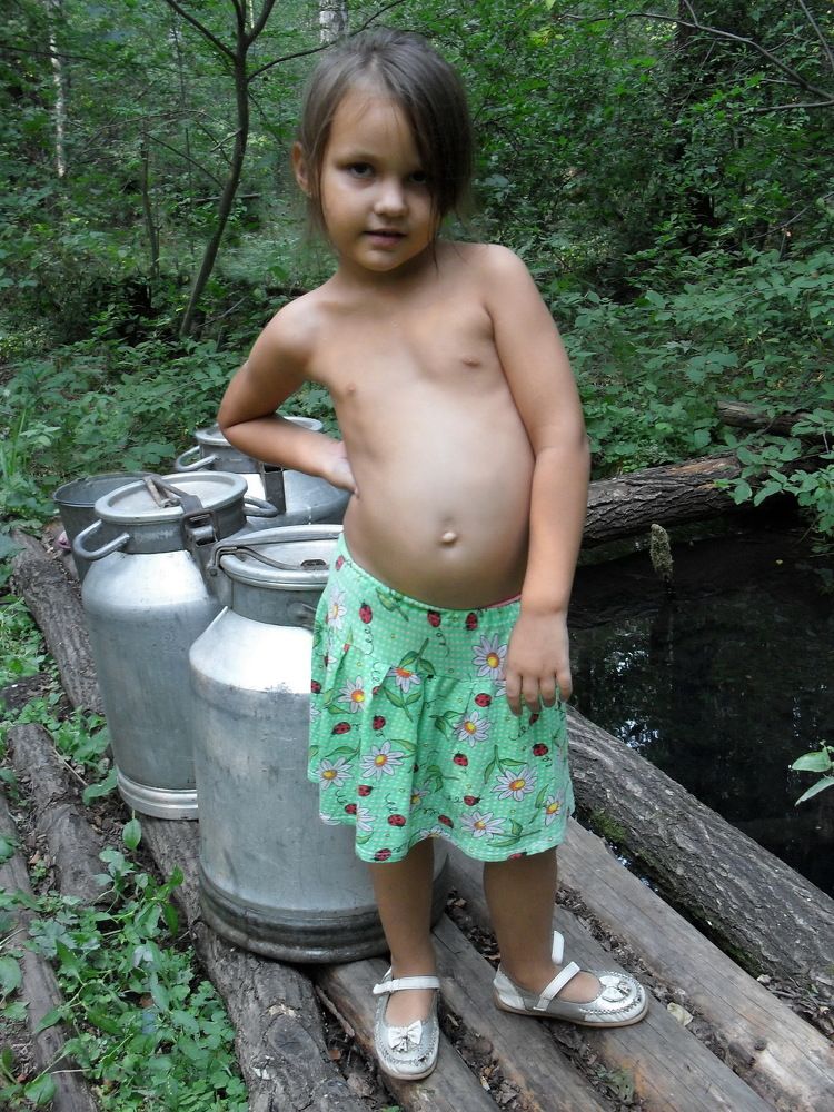 В родник  за водой.