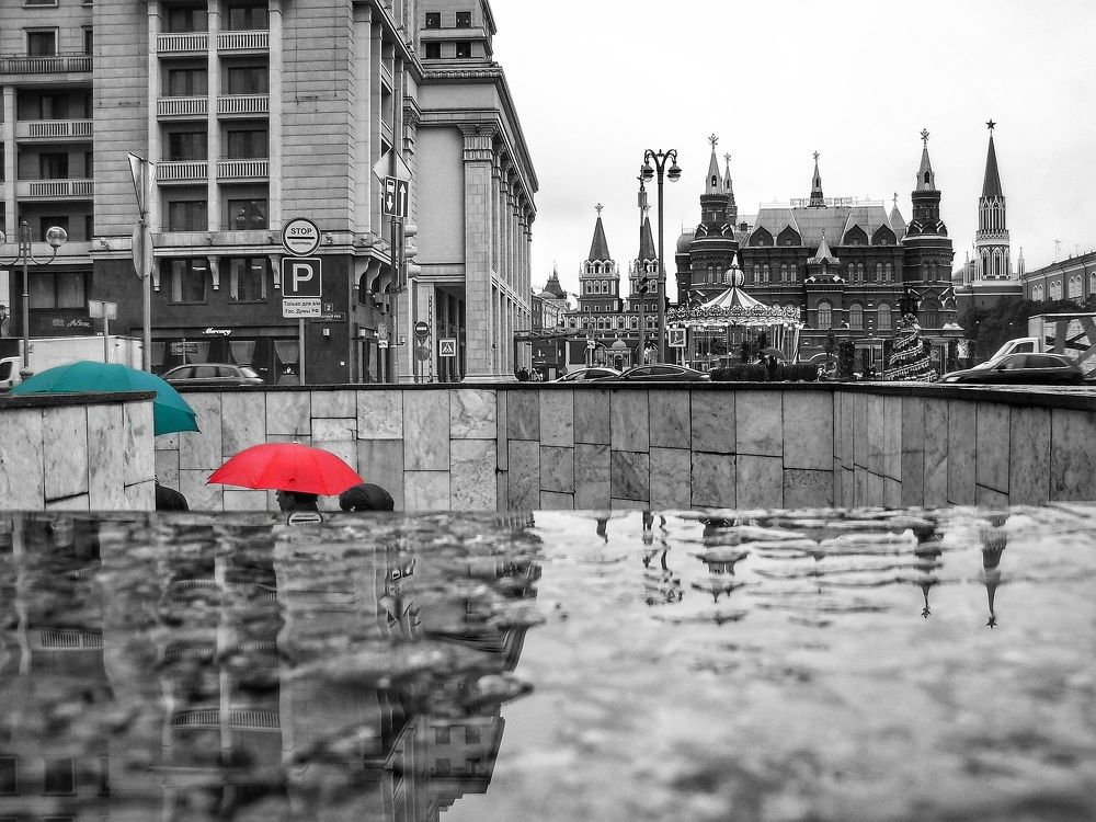 Красно-зеленые краски на осенннем холсте города...