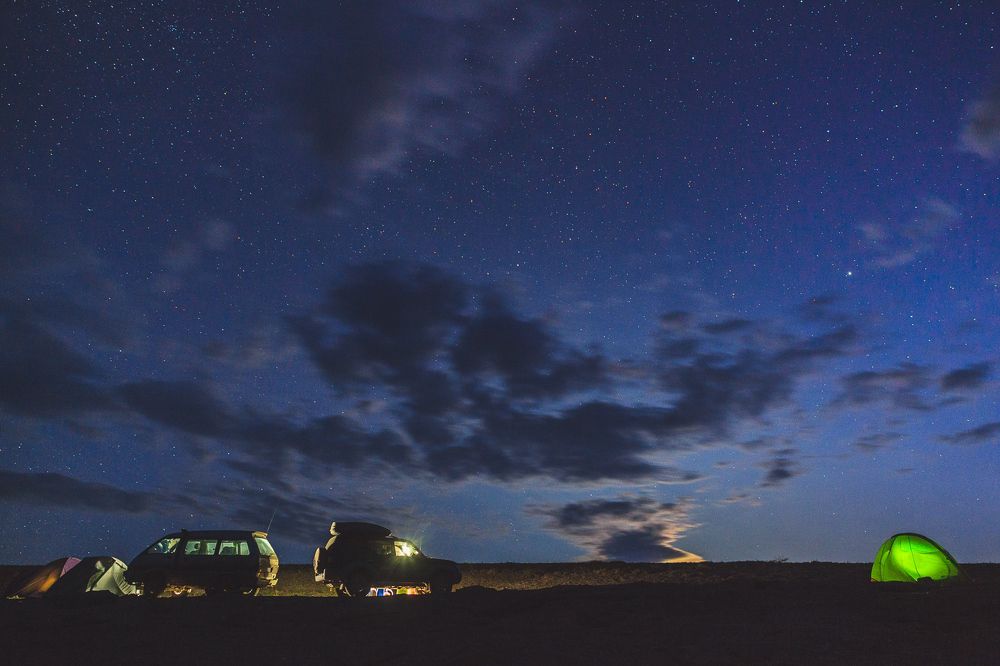 Лагерь в ночи на берегу озера Хяргас.  Монголия.
