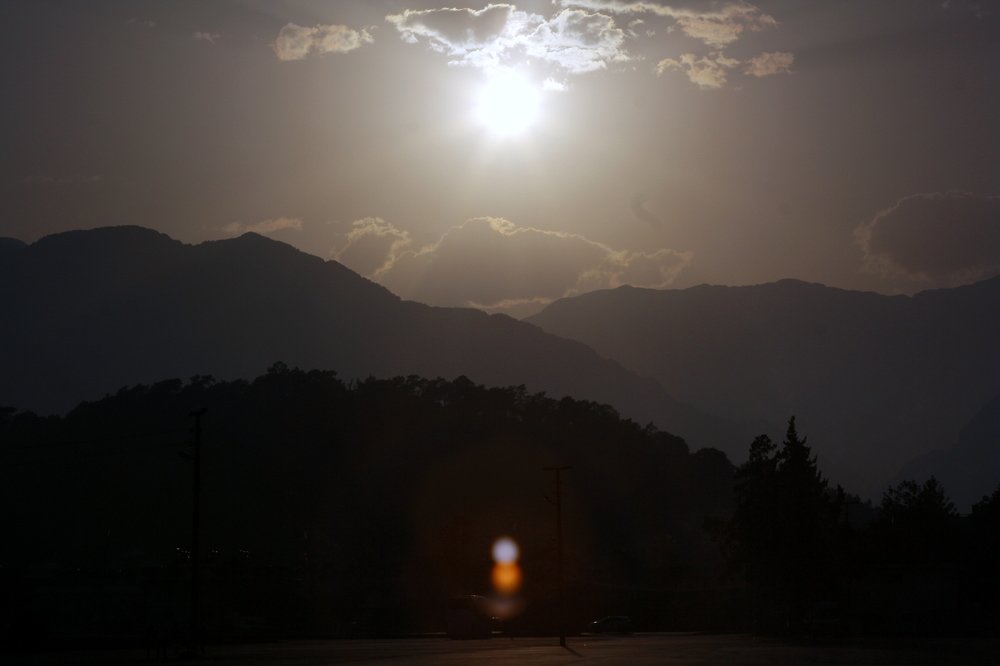 Жаркое солнце в турецких горах.