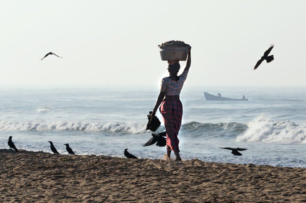 С  тазом рыбы на голове