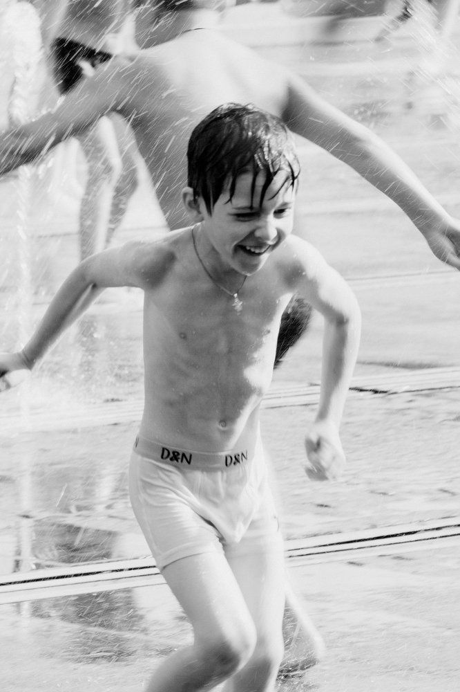 Мальчик. Фонтан. Лето.