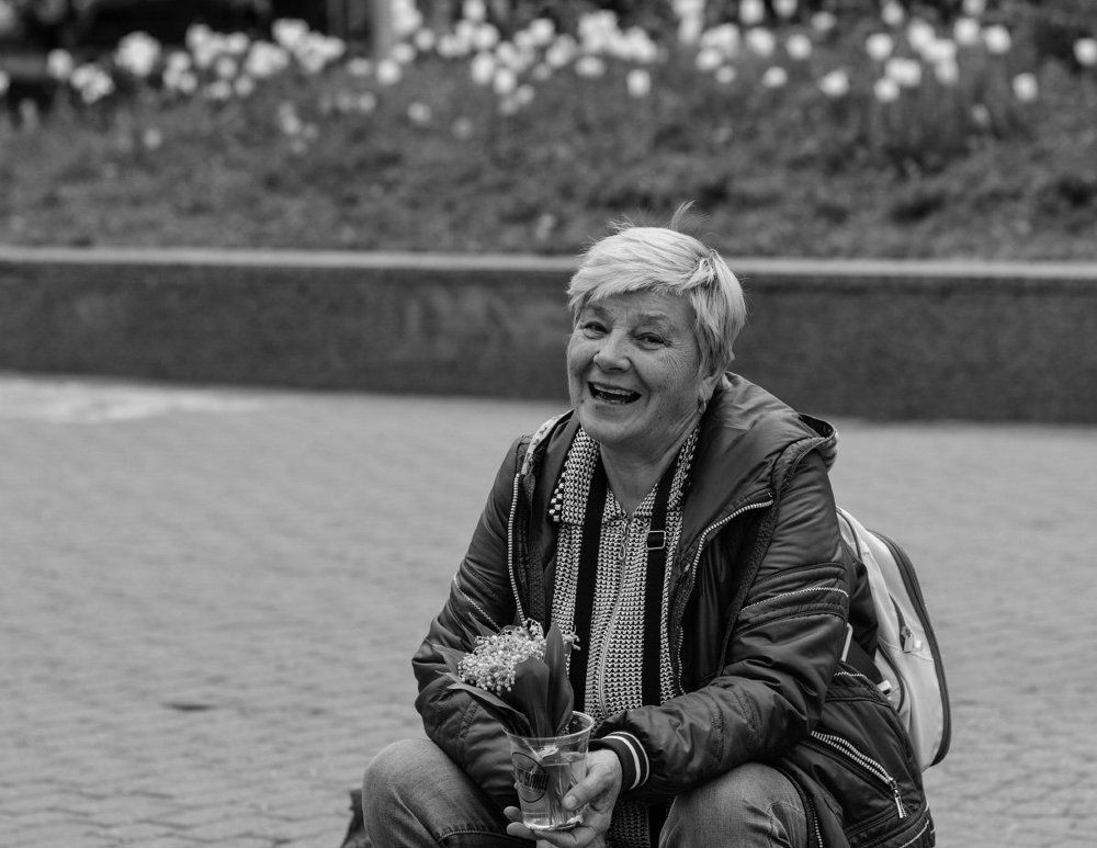 Уличная продавщица цветов